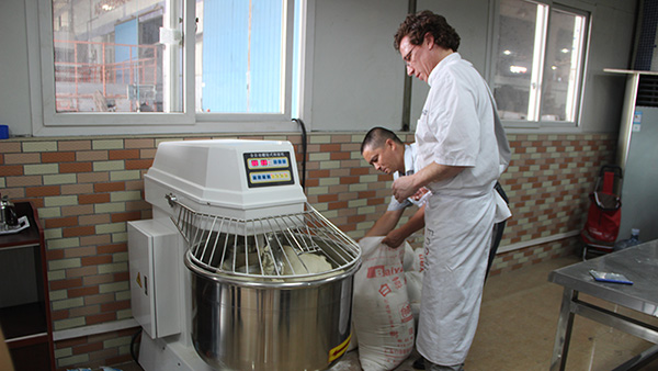 食品加工廠訂購(gòu)榮麥無煙燃?xì)饪緺t案例